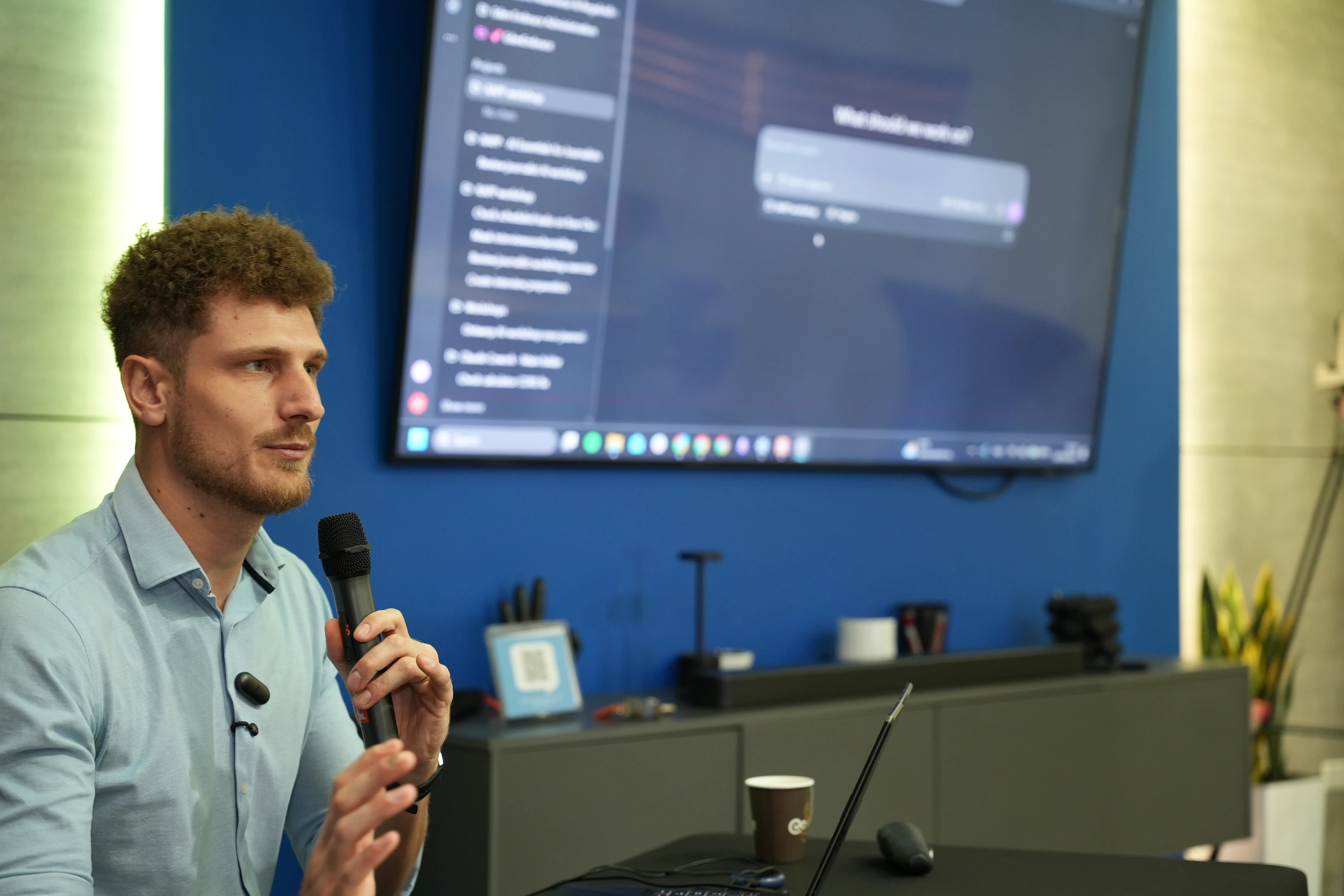Laurens Ras demonstrating an AI tool on screen during a workshop in Aruba
