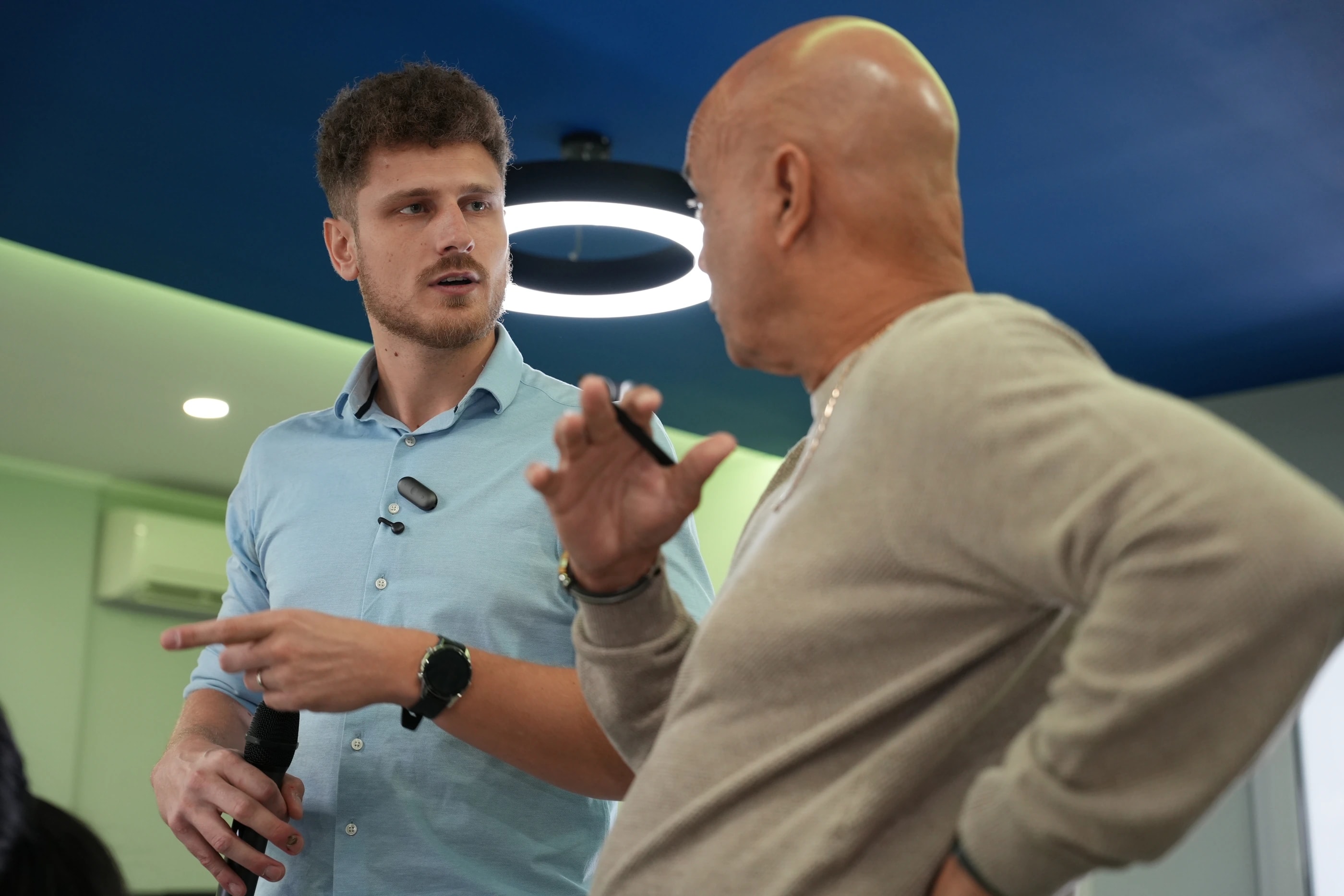 Laurens Ras answering a participant question during an AI workshop
